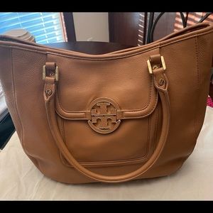 Tory Burch Medium Handbag in Mint Condition with inside pockets & zipper